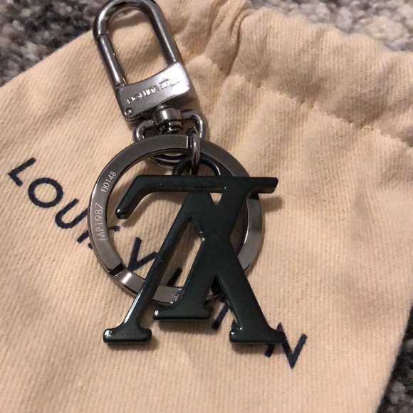 Louis Vuitton upside down lv keyring/bagcharm - Picture 2 of 4